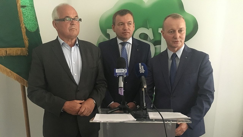 Jarosław Rzepa (w środku) podczas konferencji prasowej PSL. Fot. Andrzej Kutys [Radio Szczecin]
