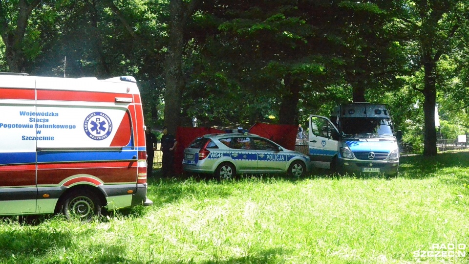 Nie żyje około 30-letni mężczyzna, który wskoczył do stawu w parku Dąbrowskiego w Kołobrzegu. Fot. Przemysław Polanin [Radio Szczecin]
