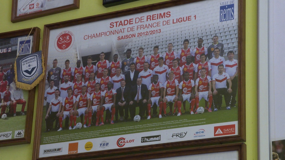 Na ścianach firmy, którą prowadzi Grażyna Krychowiak, są zdjęcia syna z czasów gry w młodzieżowej reprezentacji i francuskim Stade de Reims. Fot. Piotr Rakowski [Radio Szczecin]