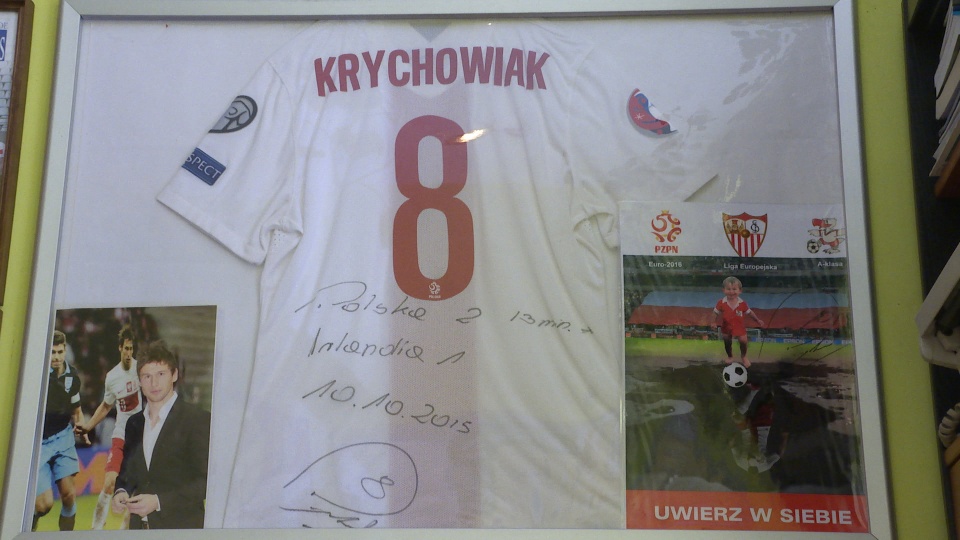 Na ścianach firmy, którą prowadzi Grażyna Krychowiak, są zdjęcia syna z czasów gry w młodzieżowej reprezentacji i francuskim Stade de Reims. Fot. Piotr Rakowski [Radio Szczecin]