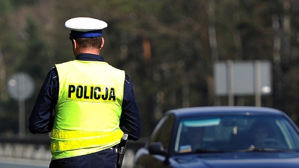 Policjanci pomagają kierować ruchem w rejonie Gumieniec. Fot. Łukasz Szełemej [Radio Szczecin/Archiwum]