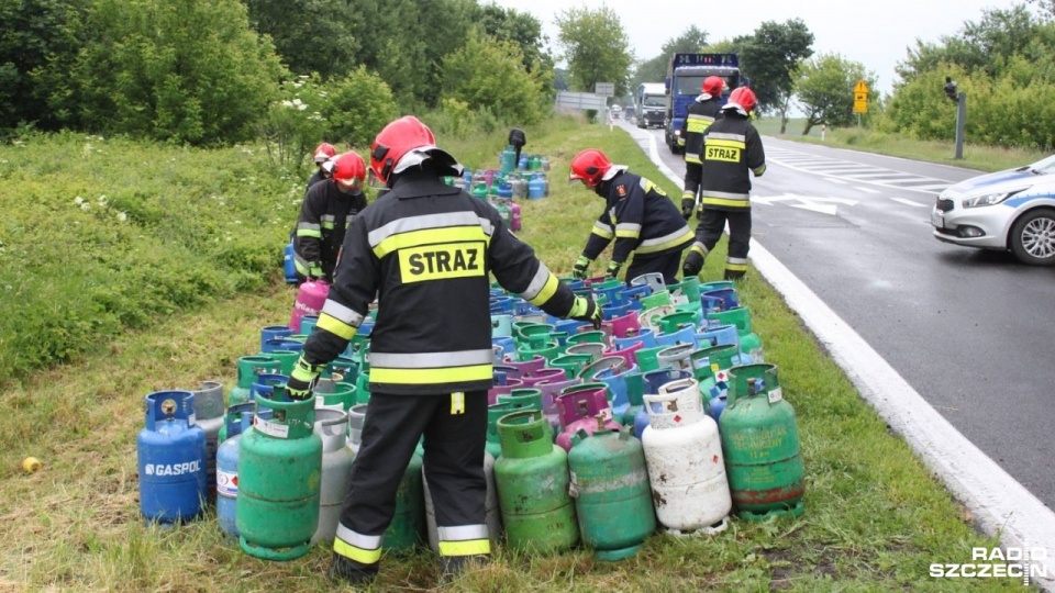 W Ramlewie - na trasie między Rymaniem a Karlinem - samochód osobowy zderzył się z ciężarówką przewożącą butle z propanem-butanem. Fot. Adam Wójcik [Radio Szczecin]