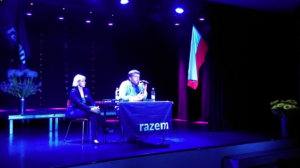 Około stu osób wzięło udział w Szczecinie w spotkaniu z jednym z liderów partii Razem, Adrianem Zandbergiem. Fot. Dawid Siwek [Radio Szczecin]