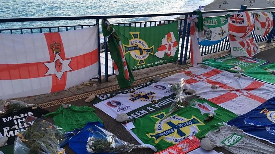 Kibice z Europy oddają hołd fanowi z Irlandii. Fot. Kamil Nieradka [Radio Szczecin]