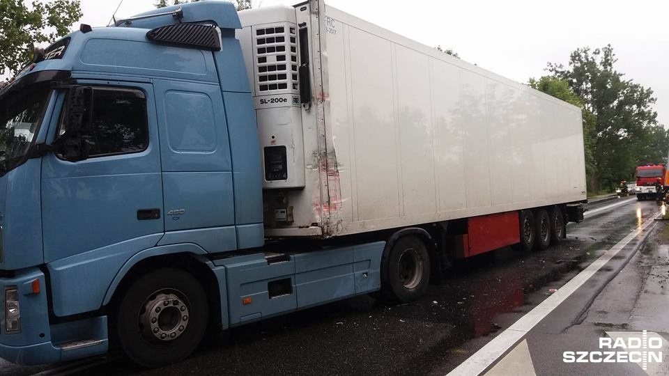 Dwa samochody ciężarowe zderzyły się na krajowej "szóstce" na wysokości miejscowości Glewice. Fot. Adam Wójcik [Radio Szczecin]