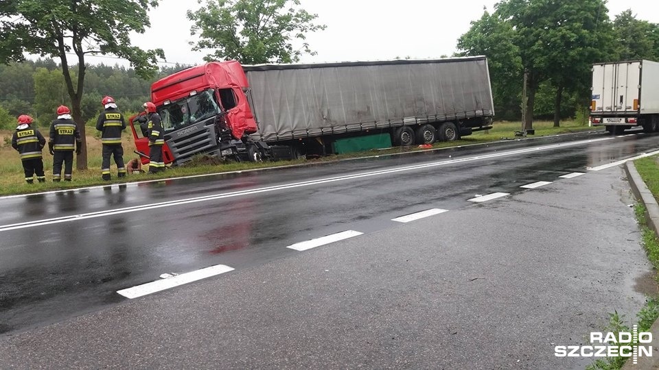 Dwa samochody ciężarowe zderzyły się na krajowej "szóstce" na wysokości miejscowości Glewice. Fot. Adam Wójcik [Radio Szczecin]