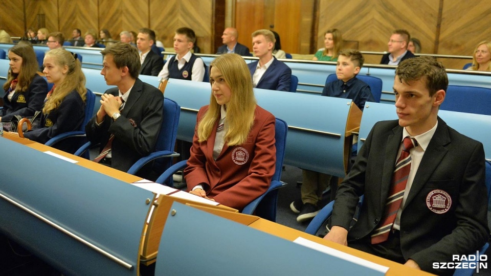 Najzdolniejsi uczniowie szczecińskich szkół zostali wyróżnieni przez prezydenta miasta. Fot. Łukasz Szełemej [Radio Szczecin]