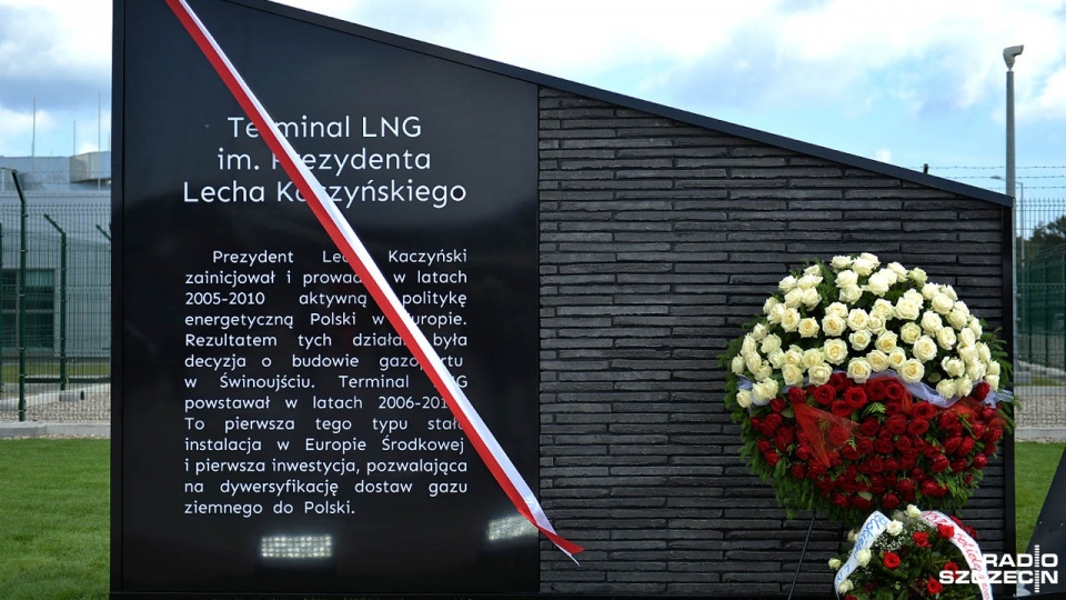 Od soboty terminal LNG w Świnoujściu nosi imię prezydenta Lecha Kaczyńskiego. Fot. Łukasz Szełemej [Radio Szczecin]