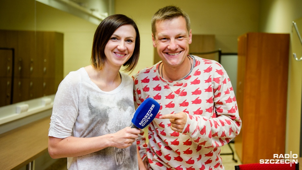 Aktor i piłkarz Reprezentacji Artystów Polskich w "Potyczkach Moniki Pyrek" mówił jak - jego zdaniem - będzie przebiegał mecz Polska-Ukraina na Mistrzostwach Europy. Fot. Konrad Nowak [Radio Szczecin]