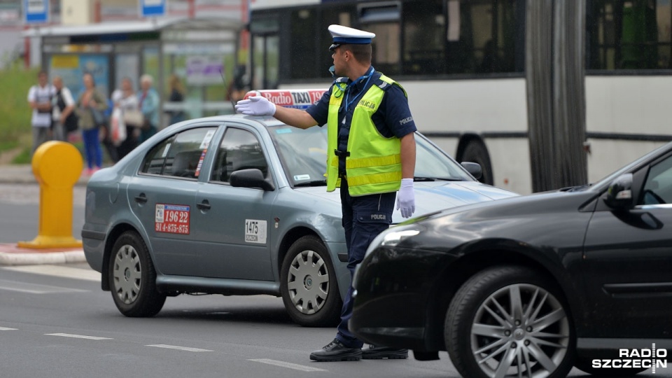 Około 20 policjantów kierowało ruchem na skrzyżowaniu ulic Staszica i Ofiar Oświęcimia w Szczecinie. Fot. Łukasz Szełemej [Radio Szczecin]