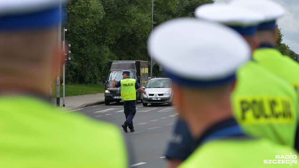 Około 20 policjantów kierowało ruchem na skrzyżowaniu ulic Staszica i Ofiar Oświęcimia w Szczecinie. Fot. Łukasz Szełemej [Radio Szczecin]