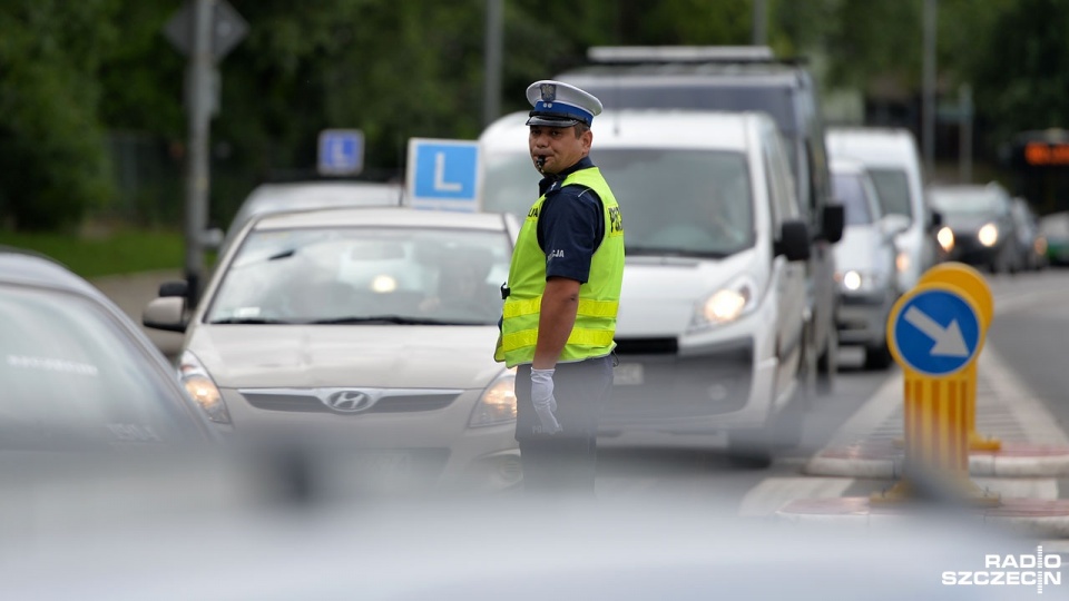 Około 20 policjantów kierowało ruchem na skrzyżowaniu ulic Staszica i Ofiar Oświęcimia w Szczecinie. Fot. Łukasz Szełemej [Radio Szczecin]