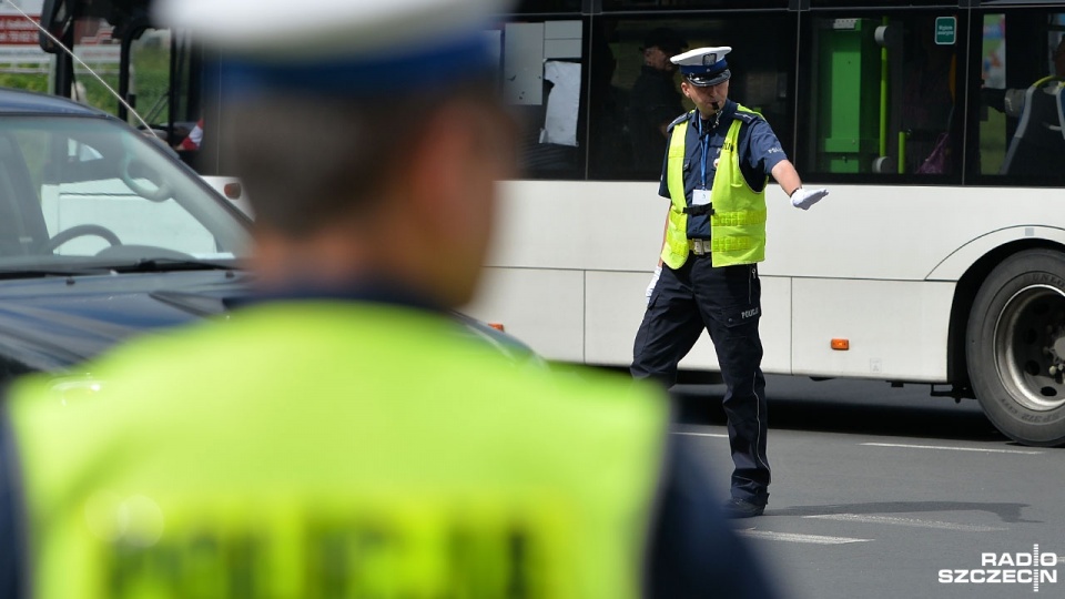 Około 20 policjantów kierowało ruchem na skrzyżowaniu ulic Staszica i Ofiar Oświęcimia w Szczecinie. Fot. Łukasz Szełemej [Radio Szczecin]
