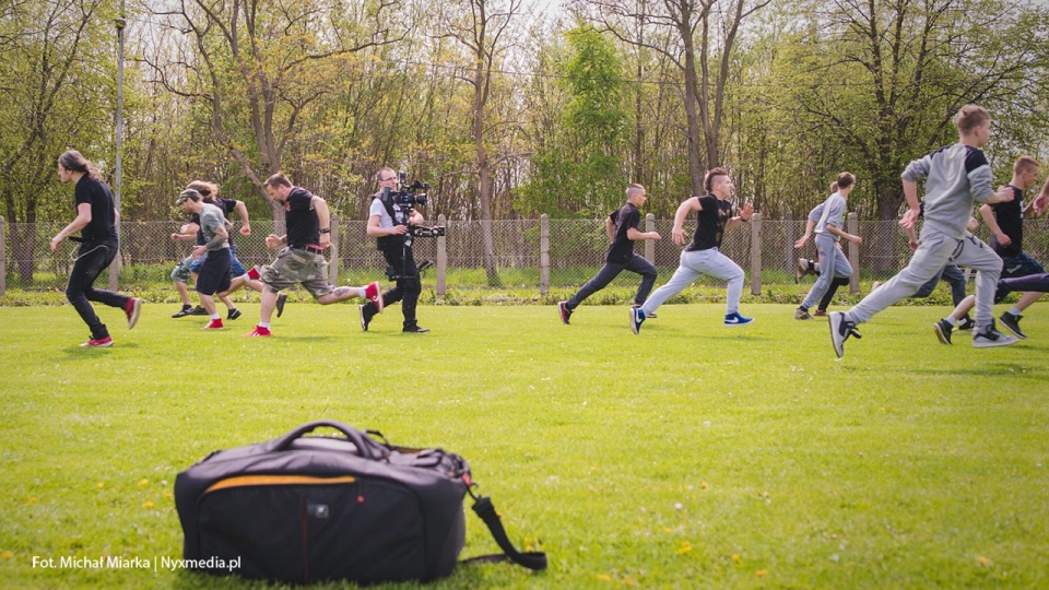 Zespół Luxtorpeda oraz grupa artystyczna ArtCrew podczas nagrywania scen. Fot. Michał Miarka