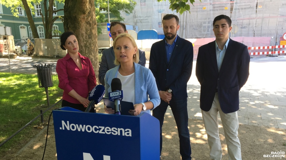 Działacze .Nowoczesnej niezadowoleni z rozwoju Szczecina: mówią to w oparciu o ostatni raport Fundacji im. Roberta Schumana, w którym oceniono polskie miasta. Fot. Konrad Nowak [Radio Szczecin]