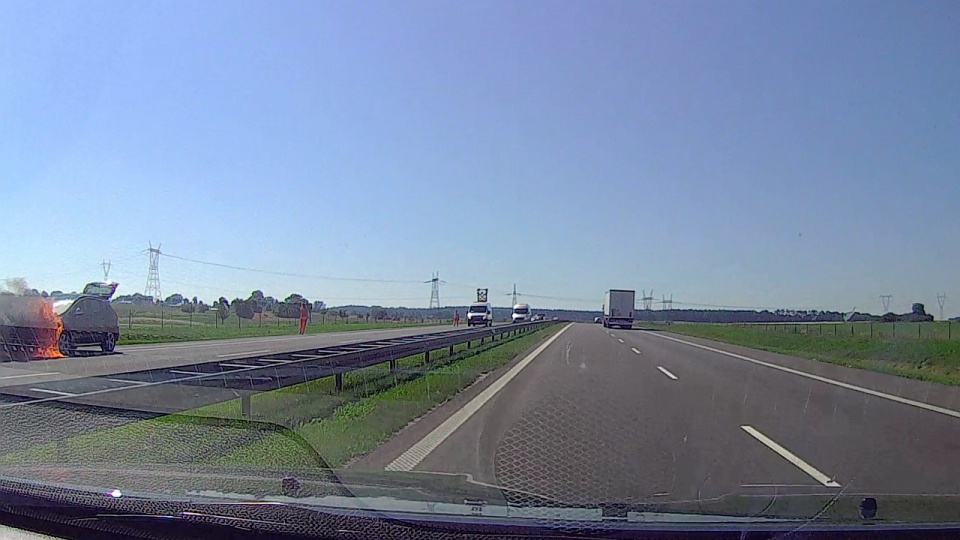 Pożar samochodu na trasie S3. Fot. Tomasz Wieczorek