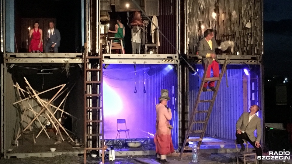 Przedstawienie (piętrowa scena) "Gap Filling". Spektakl Teatru AKHE i Teatru Kana (Rosja, Polska) odbył się na Nabrzeżu Starówka. Fot. Małgorzata Frymus [Radio Szczecin]