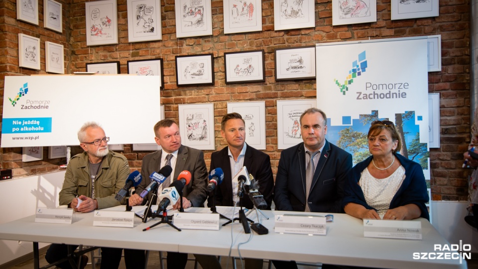 Urząd marszałkowski wraz z Wojewódzkim Ośrodkiem Ruchu Drogowego zamierza rozdać 20 tysięcy jednorazowych alkomatów, ilustrowanych rysunkiem satyryka Henryka Sawki. Fot. Konrad Nowak [Radio Szczecin]