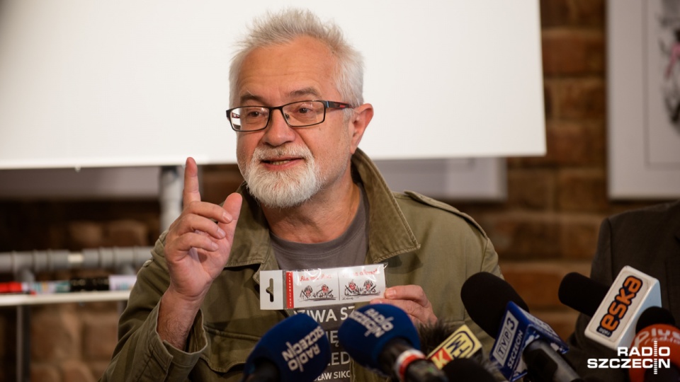 Urząd marszałkowski wraz z Wojewódzkim Ośrodkiem Ruchu Drogowego zamierza rozdać 20 tysięcy jednorazowych alkomatów, ilustrowanych rysunkiem satyryka Henryka Sawki. Fot. Konrad Nowak [Radio Szczecin]