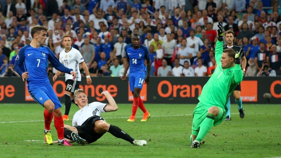 Obie bramki dla Francji zdobył Antoine Griezmann. Fot. twitter.com/UEFAEURO