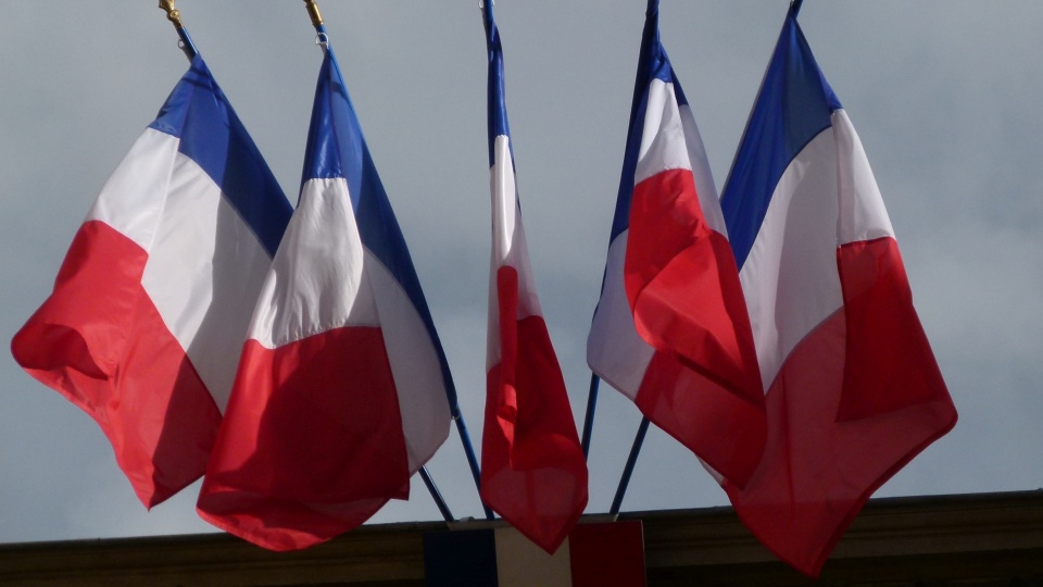 Pracownicy konsulatów i ambasady są w kontakcie z francuskimi służbami i weryfikują czy wśród ofiar są Polacy. Fot. www.wikipedia.org / Dinkum