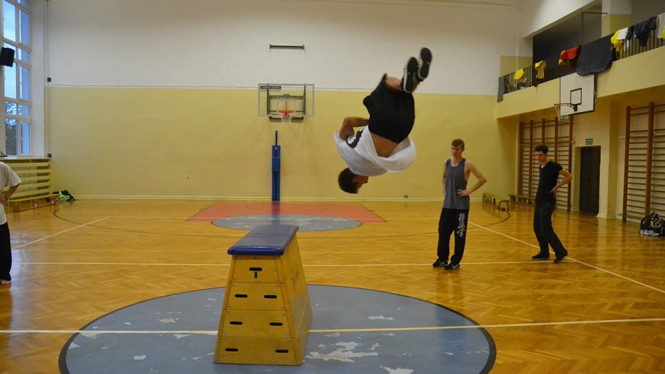 W Kołobrzegu trwa zlot społeczności Parkour i Freerun, czyli aktywności fizycznych polegających na efektownym pokonywaniu przeszkód napotkanych na drodze. Fot. Przemysław Polanin [Radio Szczecin]