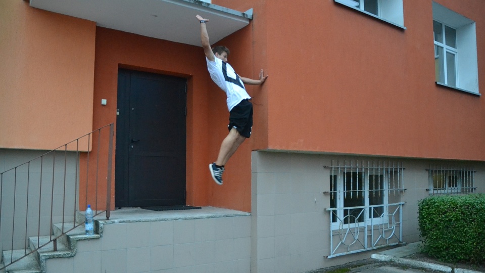 W Kołobrzegu trwa zlot społeczności Parkour i Freerun, czyli aktywności fizycznych polegających na efektownym pokonywaniu przeszkód napotkanych na drodze. Fot. Przemysław Polanin [Radio Szczecin]