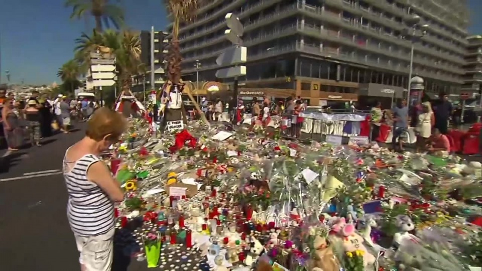 W miejscu tragedii gromadzą się setki osób i oddają hołd ofiarom zamachu. Fot. DE RTL TV/x-news