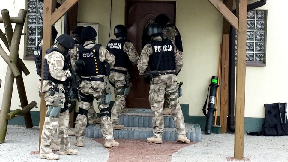 Szefa oraz członka gangu handlującego nielegalnym paliwem zatrzymali policjanci CBŚ z Gdańska. Fot. CBŚP, http://cbsp.policja.pl
