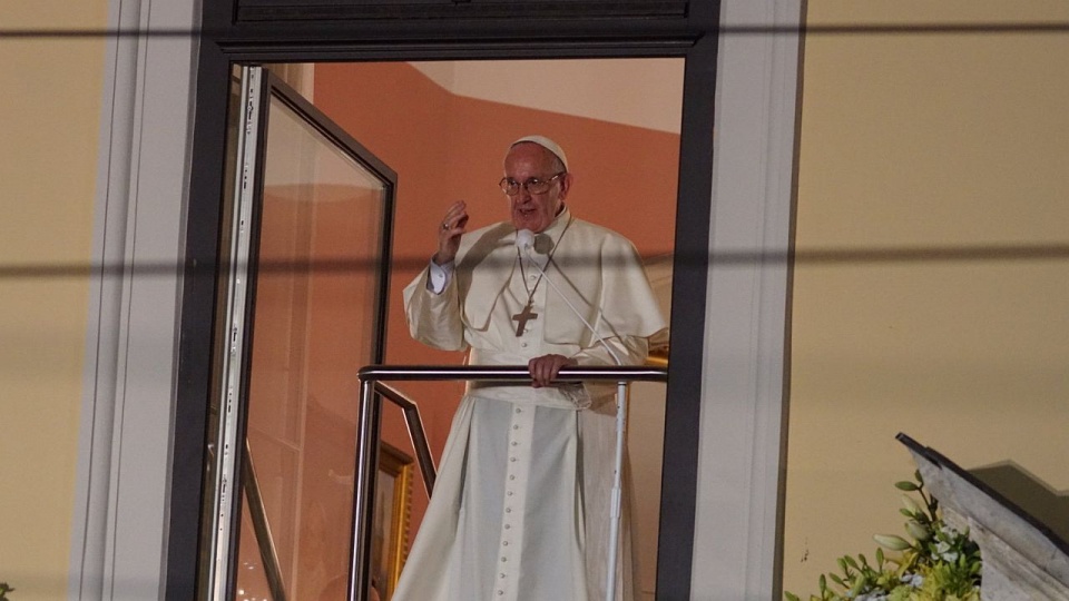 Papież Franciszek w oknie przy Franciszkańskiej 3. Fot. www.krakow2016.com
