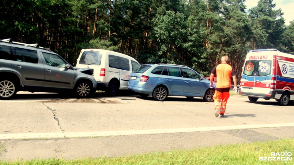 Trzy samochody zderzyły się na drodze krajowej nr 3 tuż za Szczecinem, przed zjazdem na Chociwel. Fot. Adam Wójcik [Radio Szczecin]