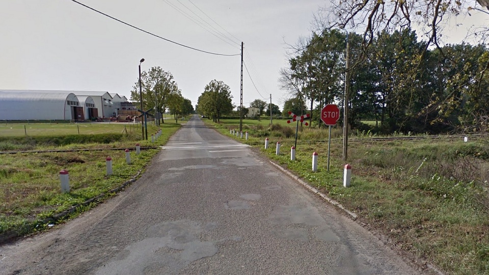 Przejazd kolejowy w Pęzinie. Fot. google.pl/maps