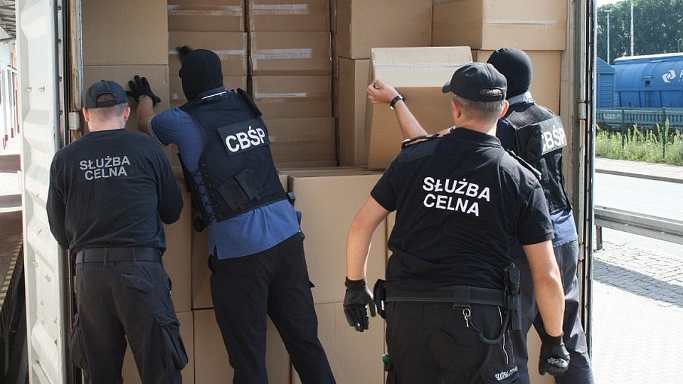 CBŚ udaremniło przemyt papierosów. Fot. www.cbsp.policja.pl