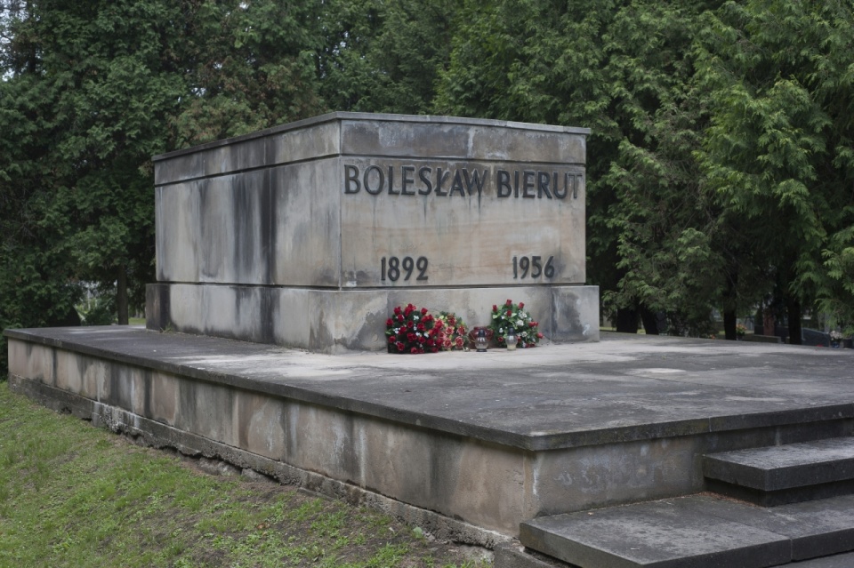 Grób Bolesława Bieruta na Cmentarzu Powązkowskim w Warszawie. Fot. Cezary Piwowarski, źródło: www.wikipedia.org