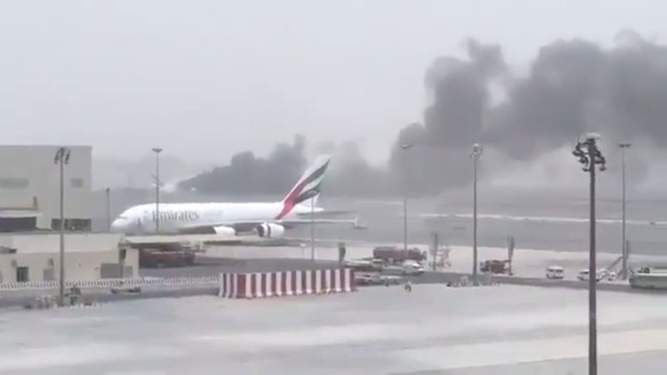 Awaryjne lądowanie Boeinga w Dubaju. Fot. youtube.com/AriiaX