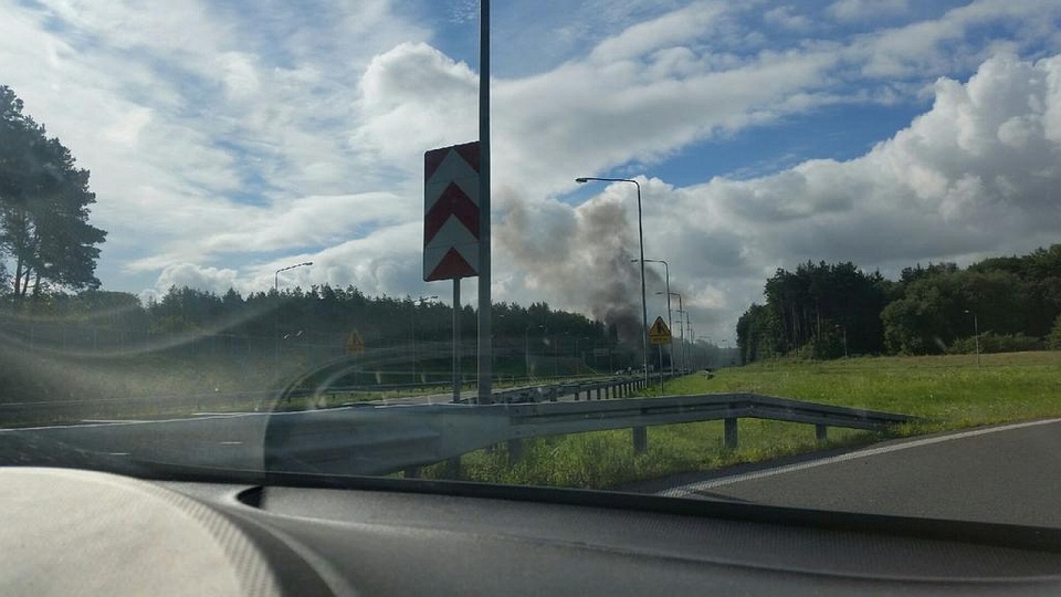 Ogień w naczepie ciężarówki na S3. Fot. Sławomir Ryfczyński/iswinoujscie.pl