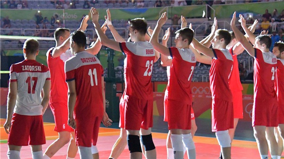 Polska drużyna na przedmeczowym powitaniu. Fot. FIVBVolleyball Twitter