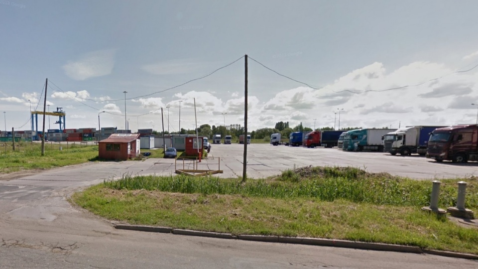 Kierowcy samochodów ciężarowych, które czekają na wyładunek w porcie szczecińskim boją się wysiadać z aut. Fot. www.google.pl/maps