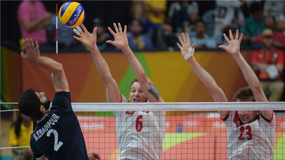 Bartosz Kurek i Mateusz Bieniek w bloku podczas meczu Polska - Iran. Fot. Iran Volleyball Twitter