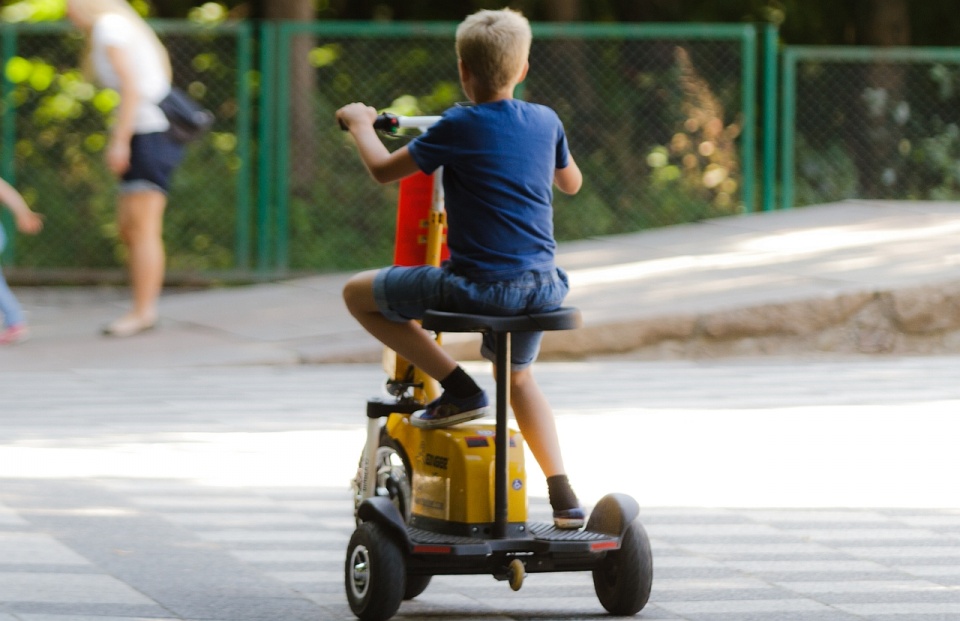 Popularne w nadmorskim kurorcie pojazdy elektryczne jeżdżą nie tylko po ulicach, ale też deptakach, ścieżkach rowerowych i powodują zagrożenie. Fot. Przemysław Polanin [Radio Szczecin]