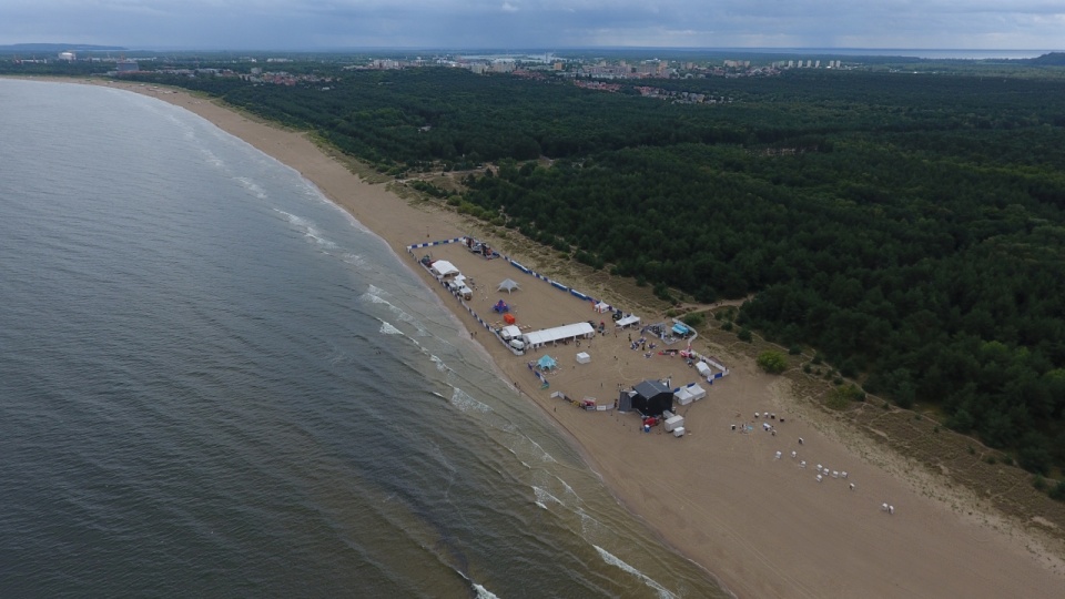 W miniony weekend na niemieckiej plaży, kilka kilometrów od Świnoujścia, zorganizowano imprezę z muzyką techno. Fot. iswinoujscie.pl