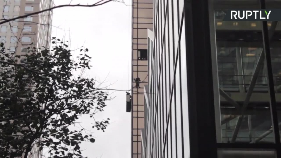 20-latek z Wirginii wspinał się, bez specjalnych zabezpieczeń, na nowojorski budynek Trump Tower. Fot. RUPTLY/x-news