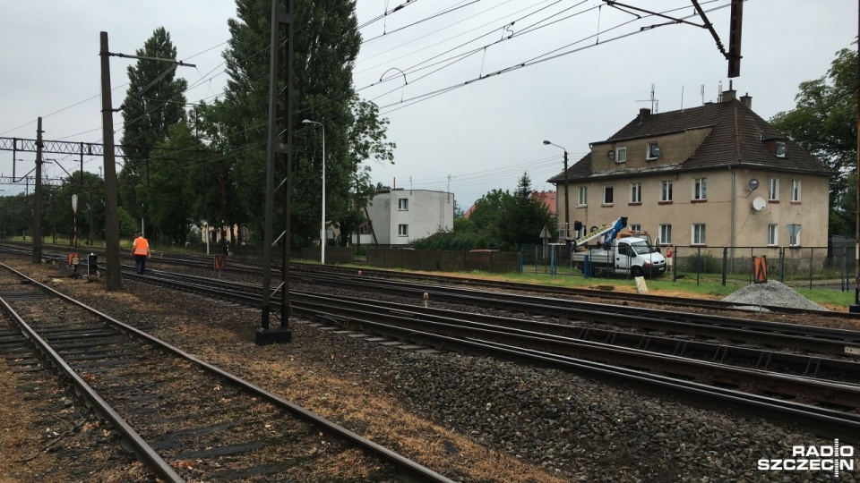 Mieszkańcy domów, które znajdują się kilka metrów od torów w Choszcznie są oburzeni, że podczas dużego remontu tej najważniejszej dla regionu trasy takie bariery nie powstaną. Fot. Łukasz Rabikowski [Radio Szczecin]