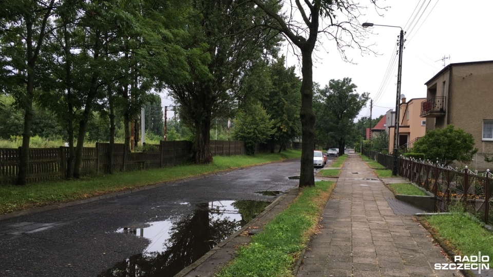 Mieszkańcy domów, które znajdują się kilka metrów od torów w Choszcznie są oburzeni, że podczas dużego remontu tej najważniejszej dla regionu trasy takie bariery nie powstaną. Fot. Łukasz Rabikowski [Radio Szczecin]