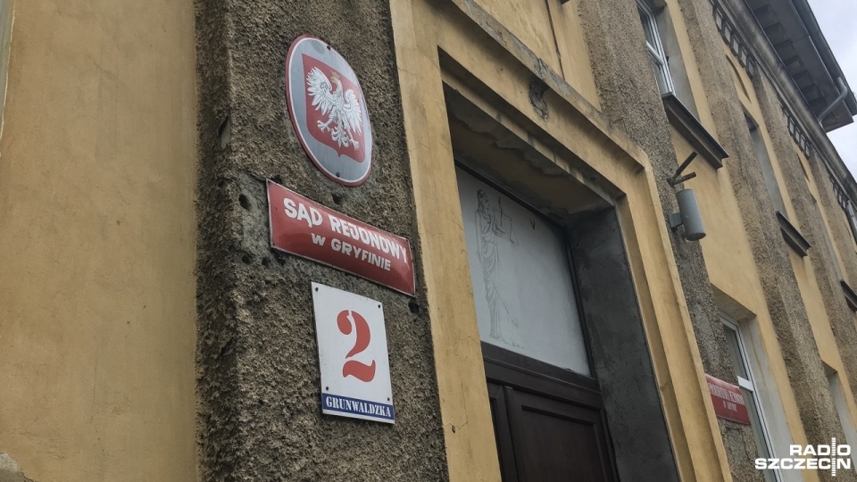 Pracownicy zostali ewakuowani po tym, jak do gmachu dotarła paczka bez podanego nadawcy. Fot. Michał Miarka [Radio Szczecin]