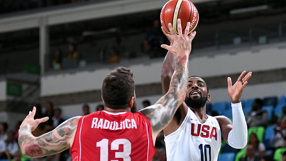 Kyrie Irving podczas meczu USA - Serbia 94:91. Fot. FIBA Twitter