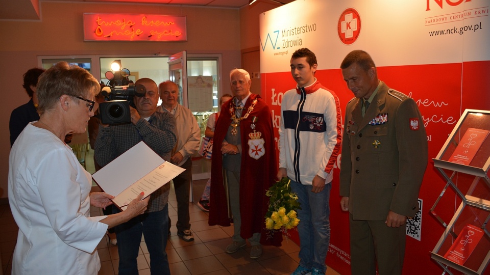 Z okazji święta Wojska Polskiego żołnierze oddali krew m.in. dla chorego Marka Bożylskiego (środku). Fot. por. Błażej Łukaszewski