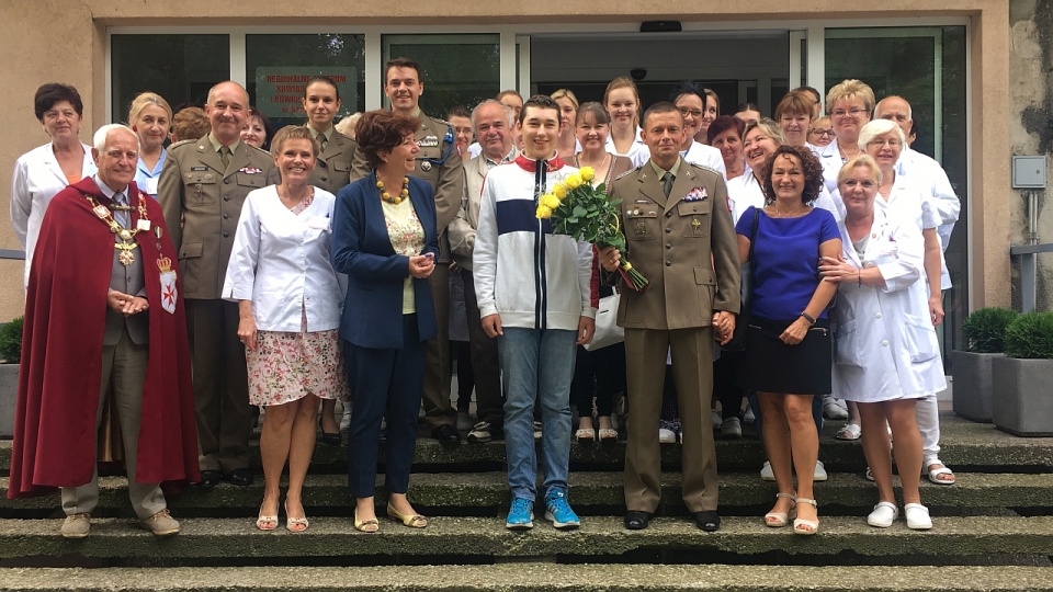 Z okazji święta Wojska Polskiego żołnierze oddali krew m.in. dla chorego Marka Bożylskiego (środku). Fot. Anna Łukaszek [Radio Szczecin]