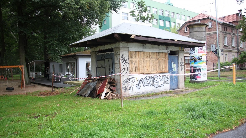 Poniemiecka wiata tramwajowa przy skrzyżowaniu alei Wojska Polskiego z ulicą Ostrawicką w Szczecinie doczeka się remontu. Fot. Alicja Szymańska [Radio Szczecin]