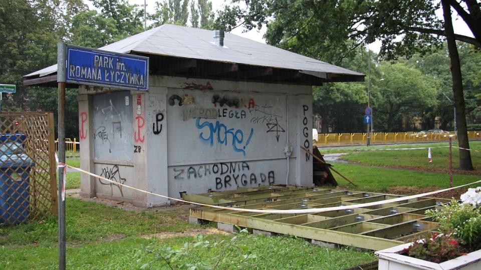Poniemiecka wiata tramwajowa przy skrzyżowaniu alei Wojska Polskiego z ulicą Ostrawicką w Szczecinie doczeka się remontu. Fot. Alicja Szymańska [Radio Szczecin]
